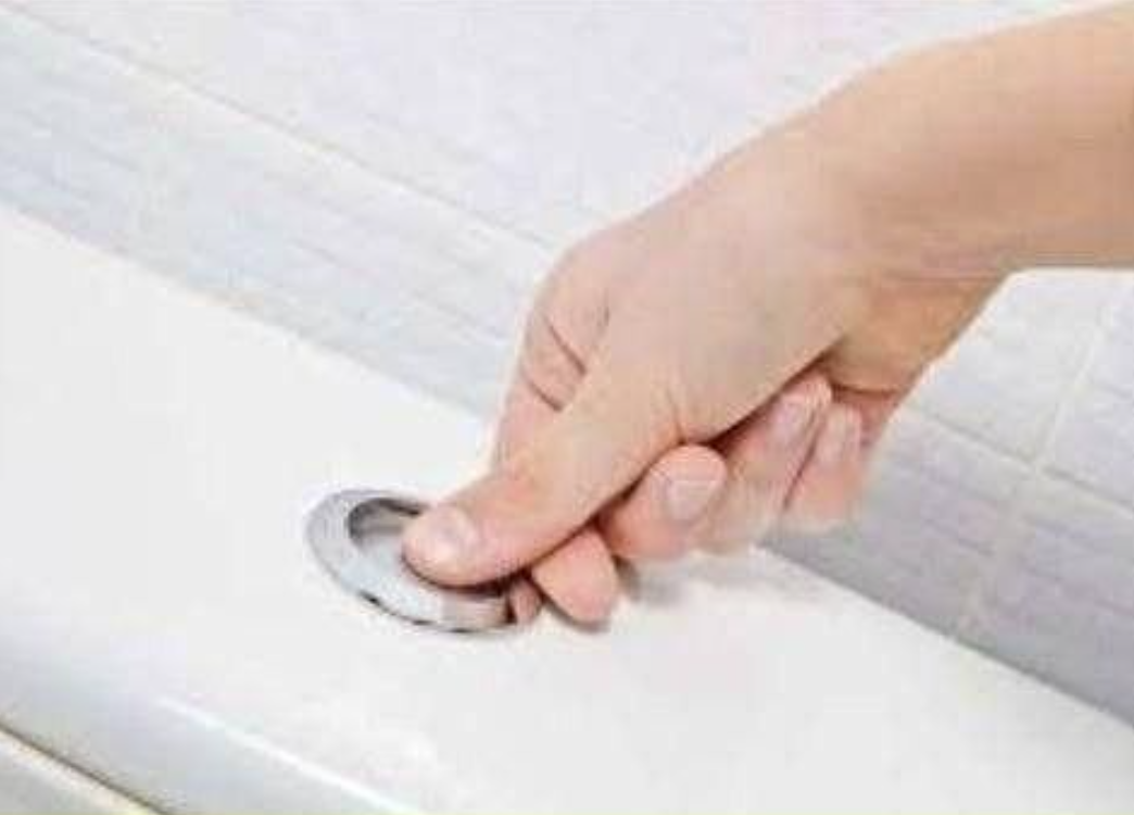 Ne tirez jamais la chasse d’eau après avoir uriné. C’est une grosse erreur. Voici pourquoi