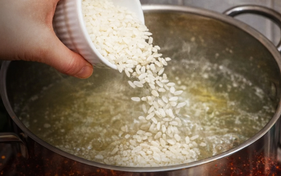 Le riz sera bien détaché et ne collera jamais ; il suffit d’en verser une cuillerée directement dans la casserole